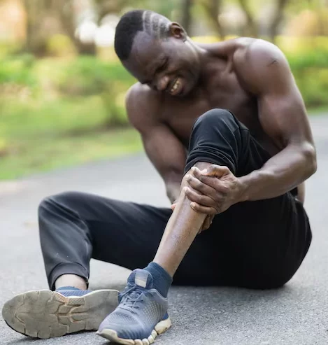 african-runner-man-sitting-jogging-track-feeling-pain-his-leg-copy-space_39704-4044