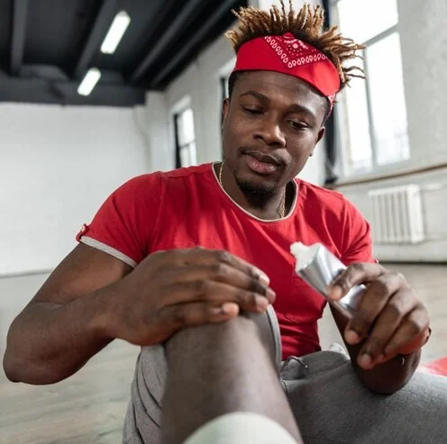 short-haired-good-looking-man-dealing-with-injured-knee-while-visiting-sportive-hall_259150-4
